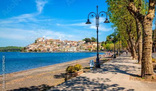 Obraz na płótnie Anguillara Sabazia on Lake Bracciano, Lazio, central Italy. w salonie