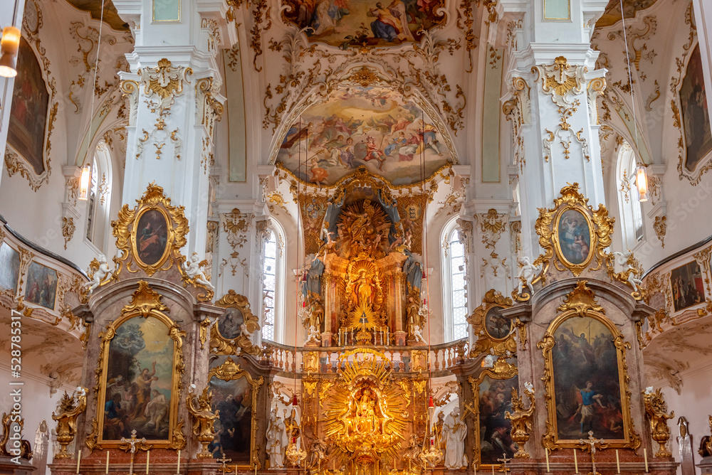 Der prachtvoll im Stil des Rokoko gestaltete Innenraum der Klosterkirche von Kloster Andechs mit vergoldetem Altar, Fresken und Verzierungen