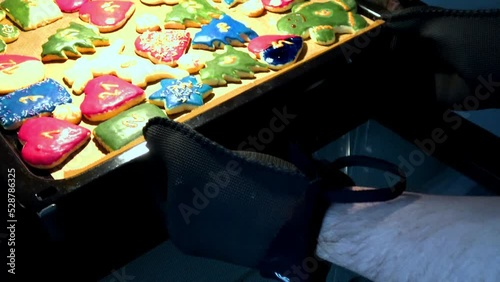 frisch gebackene Plätzchen werden aus dem Backofen geholt