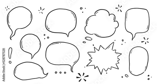 Hand drawn speech bubble set. Sketch comic doodle style speech bubble for text quote. Doodle outline dialog balloon. Vector illustration.