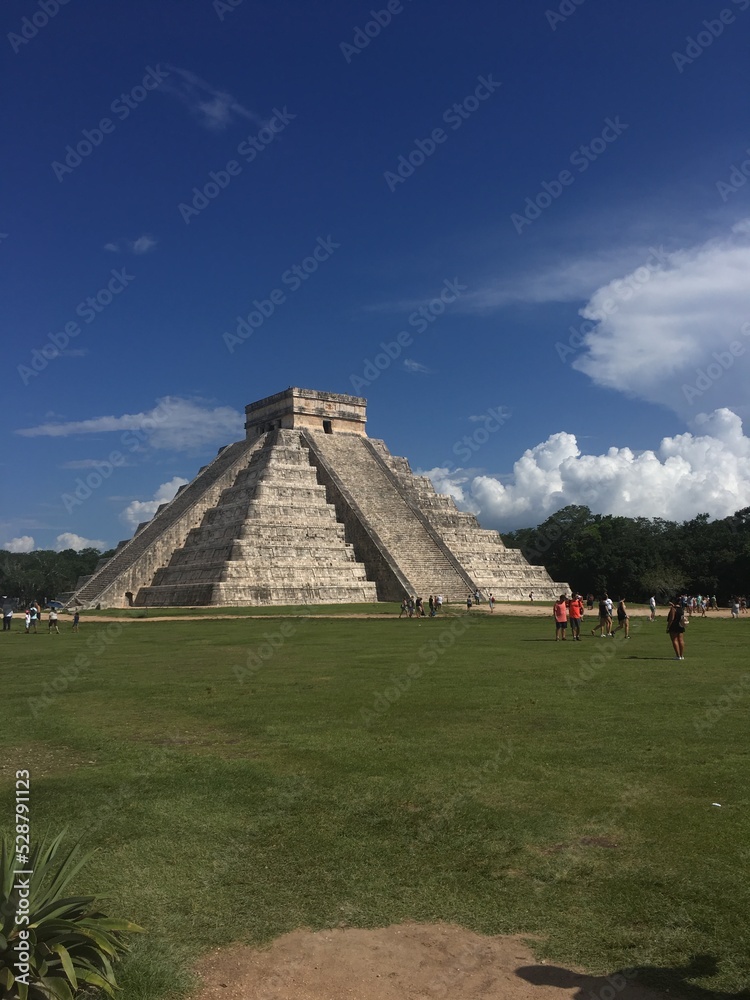 El Castillo de Kukulkán
Templo Maia
Chichén Itzá El Castillo de Kukulkán
Templo Maia
Chichén Itzá