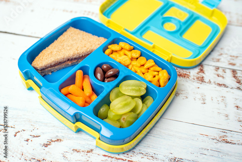 Kid school lunch bento box set, healthy food options for toddler and young kids. Finger food lunch ideas for kids.