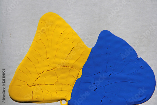 getrocknete gelbe und blaue Farbschicht
