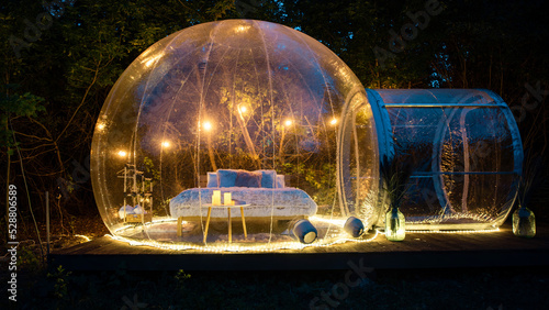 Obraz na płótnie Transparent bubble tent at glamping at night w salonie