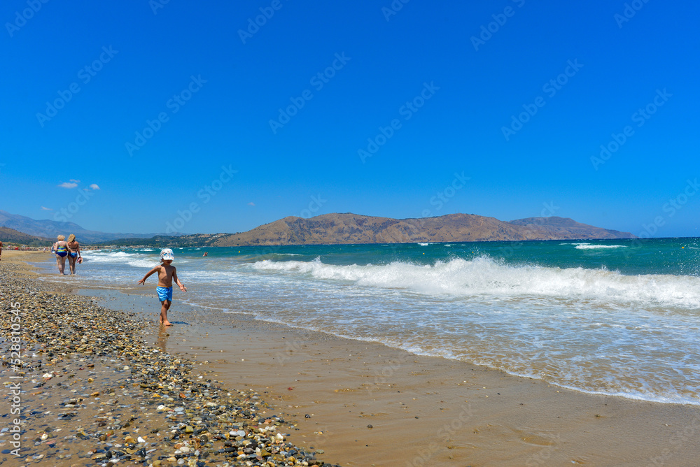 Spielendes Kind am Strand von Paralia Kourna/Georgioupoli-Chania/Kreta (Griechenland)