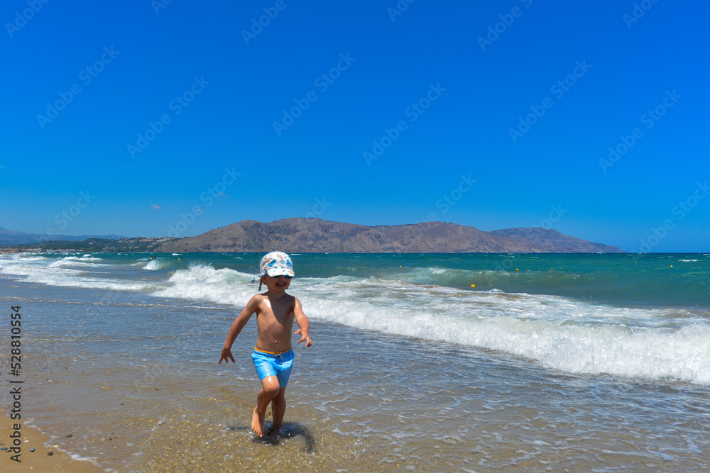 Φωτογραφία Spielendes Kind am Strand von Paralia Kourna/Georgioupoli-Chania/Kreta (Griechen