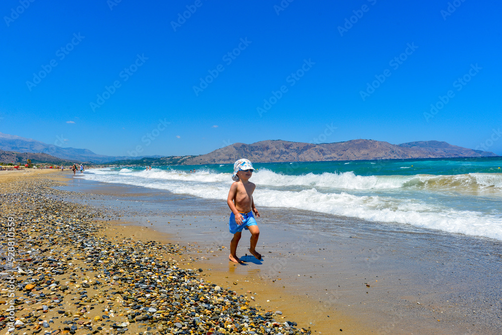Φωτογραφία Spielendes Kind am Strand von Paralia Kourna/Georgioupoli-Chania/Kreta (Griechen