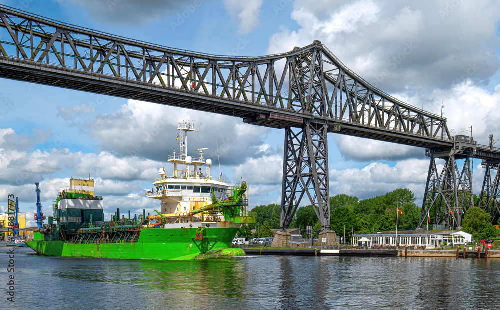 Obraz premium Schiffsverkehr unter der Hochbrücke Rendsburg (Nord-Ostsee-Kanal)
