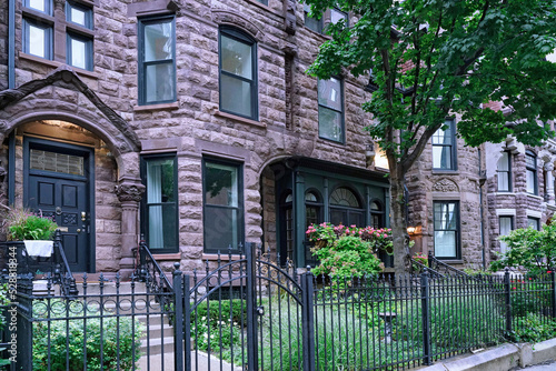 Canvastavla Urban residential street with old brownstone townhouses