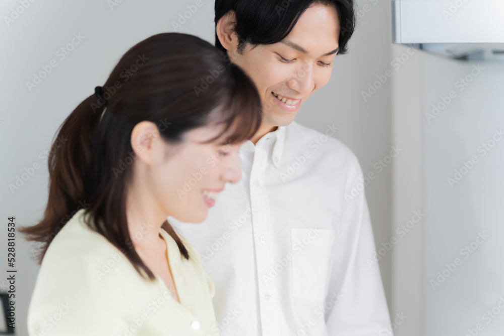 Fototapeta premium キッチンで料理をする夫婦
