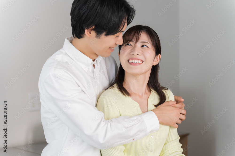 キッチンで料理をする夫婦 キッチンで料理をする夫婦