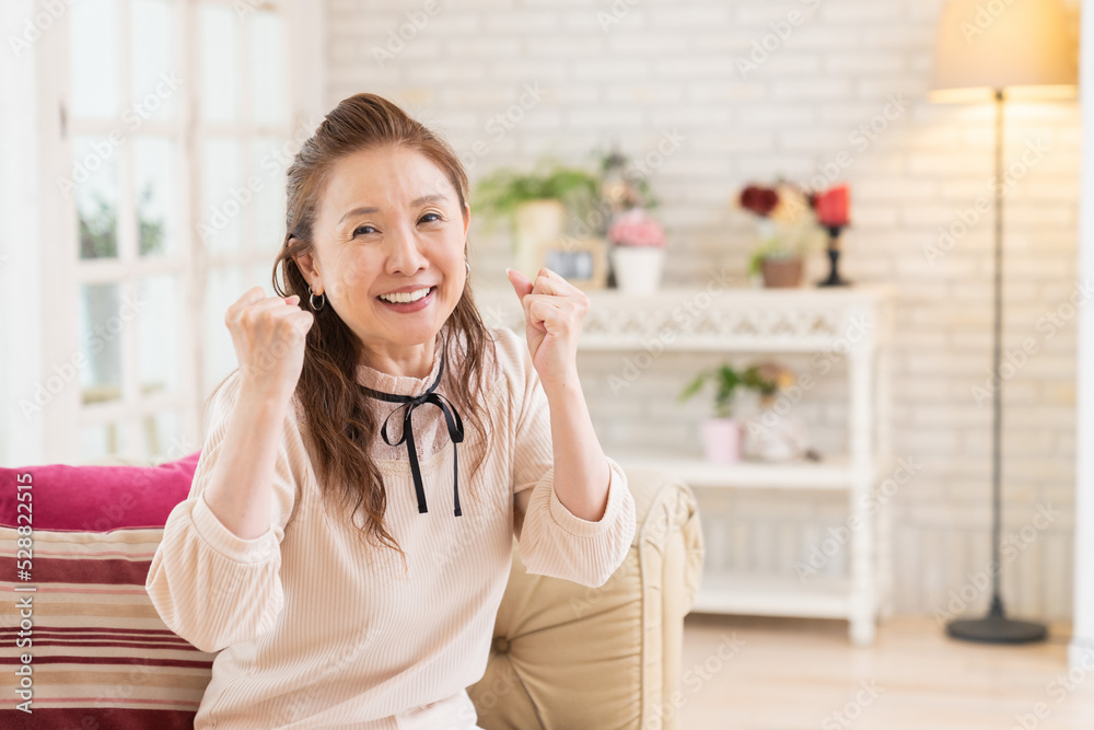 部屋でリラックスするシニア女性 部屋でリラックスするシニア女性