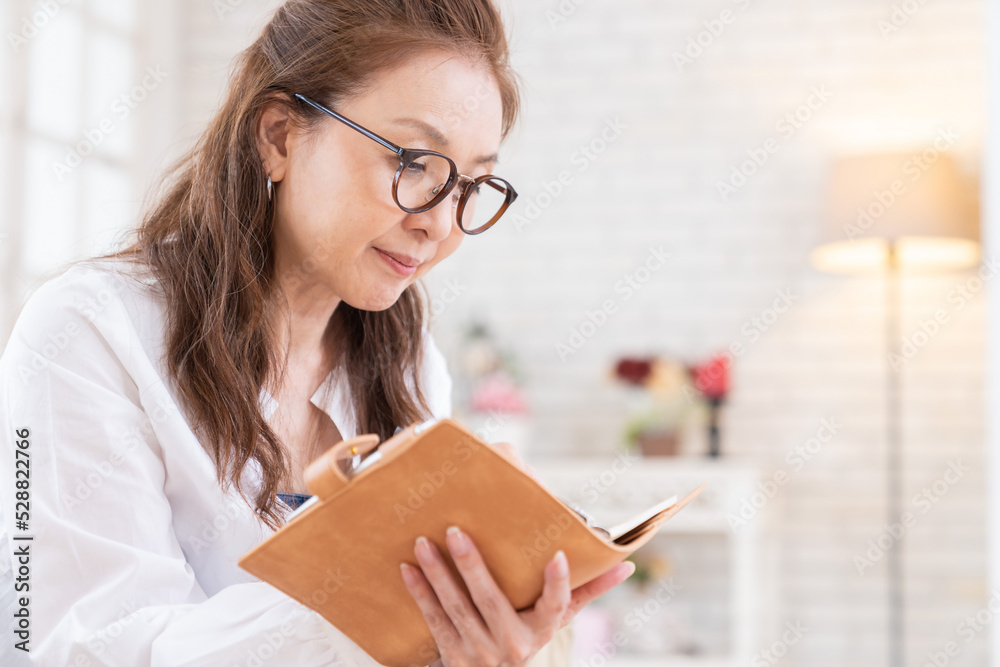 シニア女性　スケジュール帳
