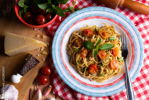spaghetti with tomato
