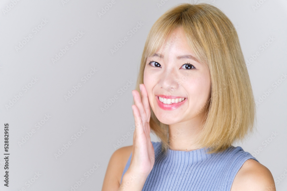 金髪の女性のスキンケアイメージ 金髪の女性のスキンケアイメージ