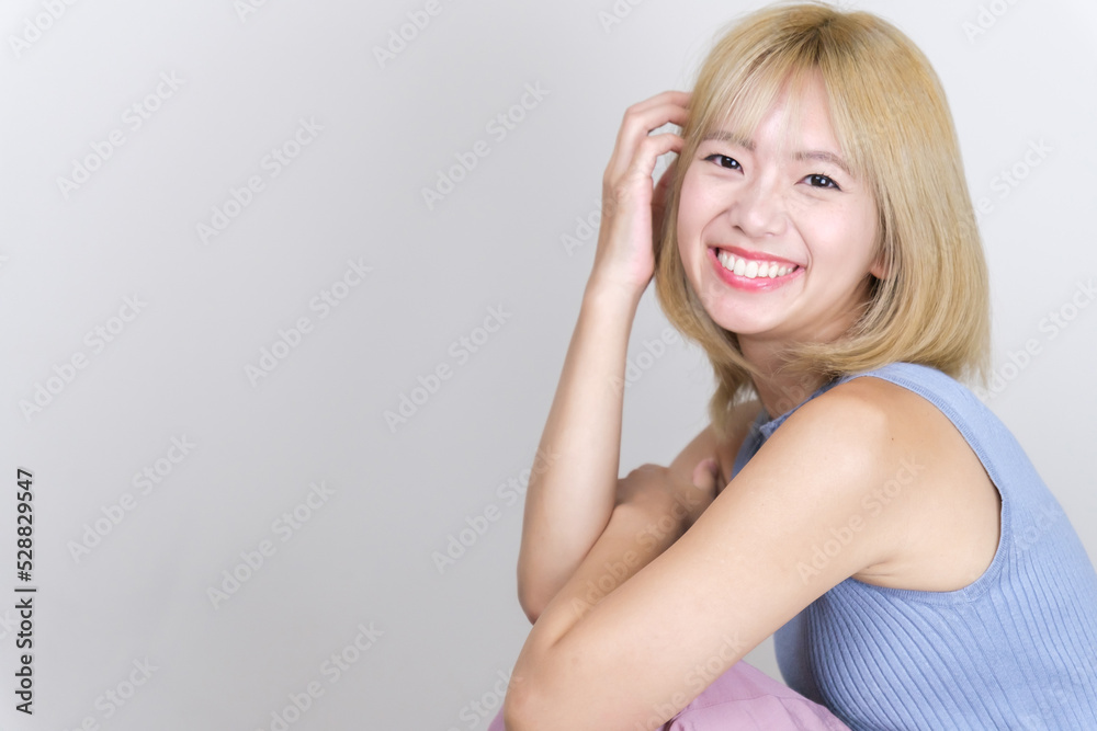 金髪の女性モデルのポートレート