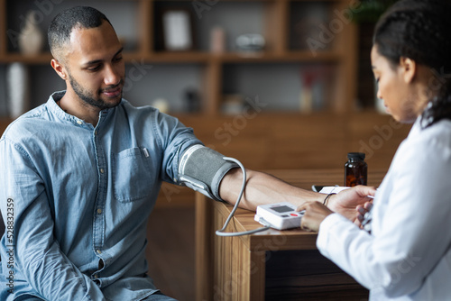 Foto Middle eastern young man having regular checkup at practitioner