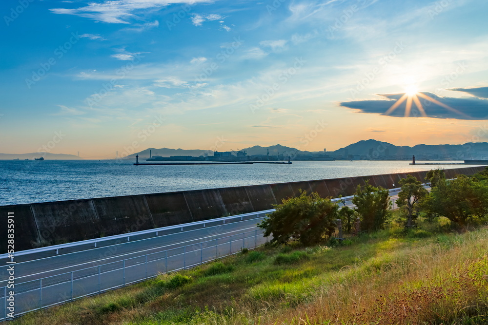 神戸市中央区のポートアイランドから須磨、明石海峡方面を望む