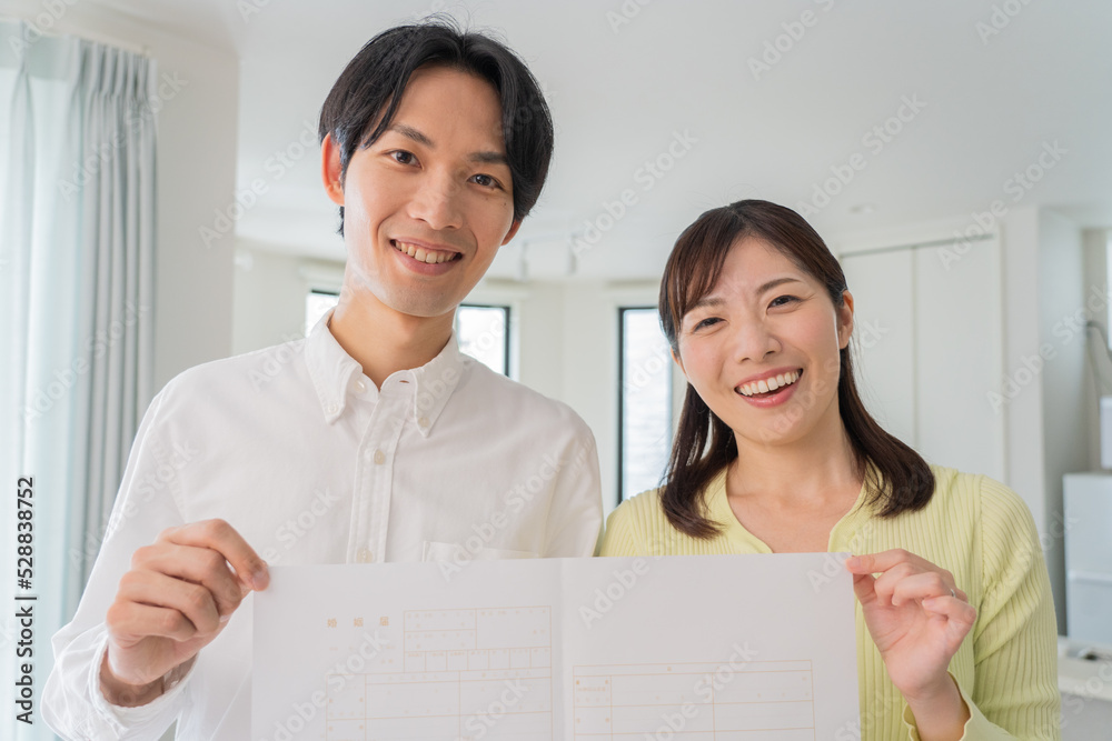 婚姻届けを持つ日本人夫婦