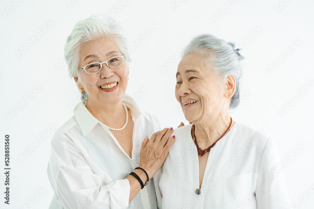 笑顔で話すシニア女性たち