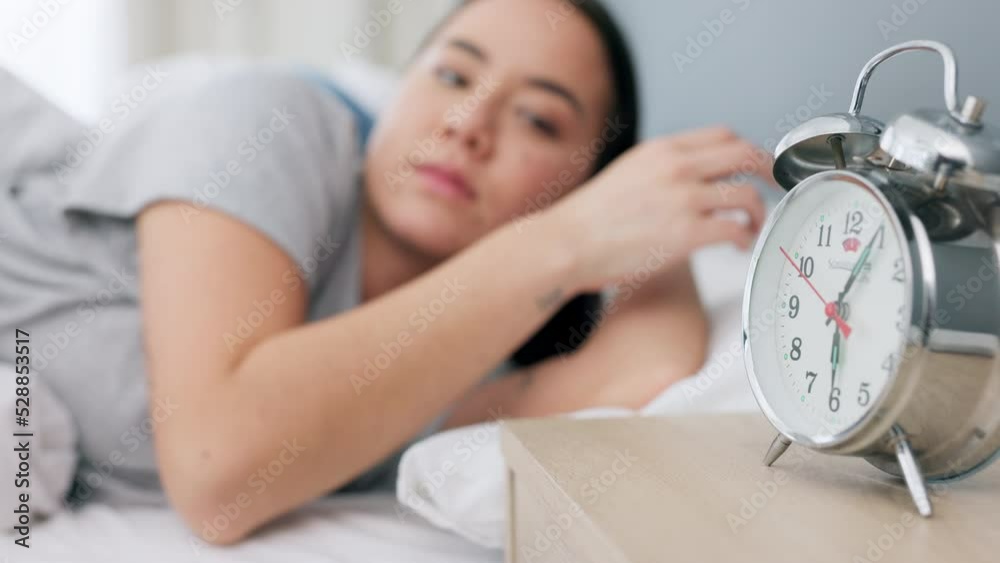 Vidéo Stock Couple, sleep and alarm clock in bedroom with wake up sound