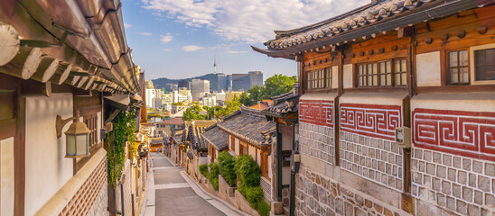 Fototapete Seoul Bukchon Hanok Dorf mit Seouls Skyline  © f11photo
