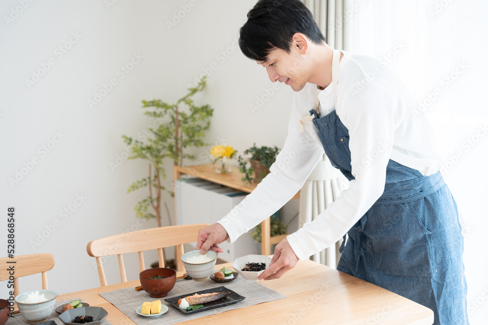 食事の準備をする男性(料理・朝食・自炊・和食・健康) 食事の準備をする男性(料理・朝食・自炊・和食・健康)