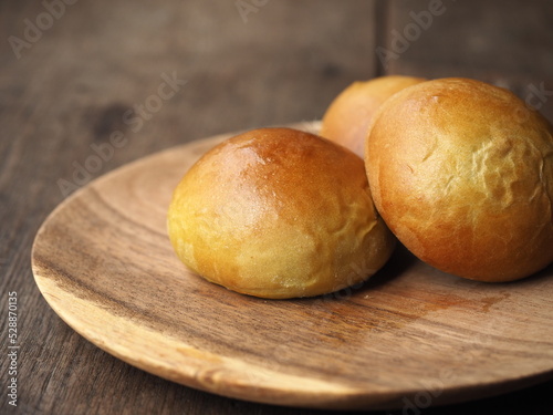 Photos dinner bread rolls on wooden plate