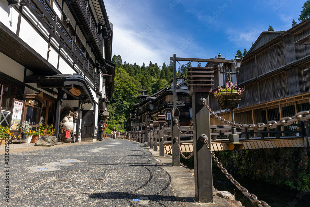 夏の昼の銀山温泉の歩道