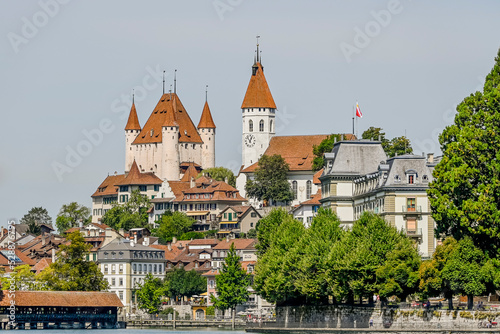 Thun, Schloss, Stadtkirche, Schlossberg, Thunersee, Obere Schleuse, Aarequai, Holzbrücke, Schifffahrt, Wanderweg, Stadt, Altstadt, Berner Oberland, Sommer, Schweiz