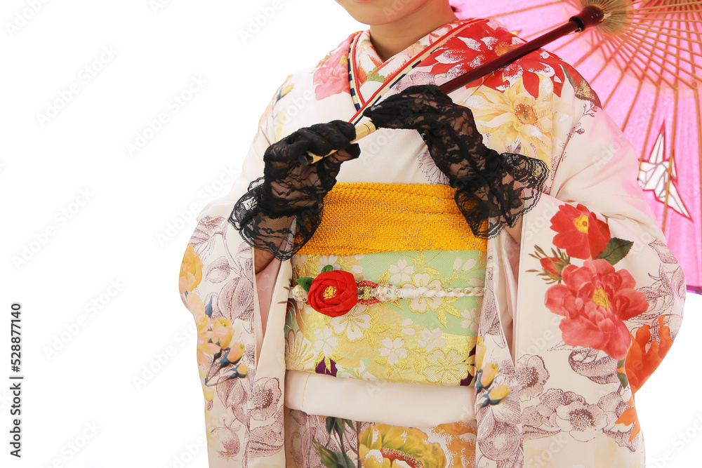 白い振袖を着て和傘を持つ女性