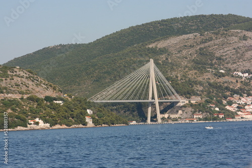 Pont à haubans Franjo Tudman à proximité de Dubrovnik  (côte dalmate, Croatie) photo