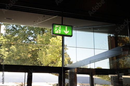 notausgang fluchtweg glasfassade