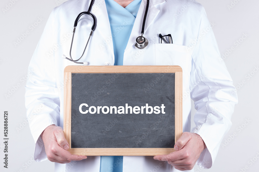 Arzt mit einer Tafel auf der Coronaherbst steht Arzt mit einer Tafel auf der Coronaherbst steht