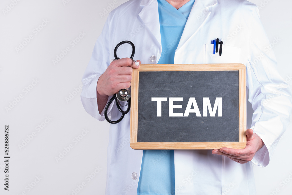 Arzt mit einer Tafel auf der TEAM steht Arzt mit einer Tafel auf der TEAM steht