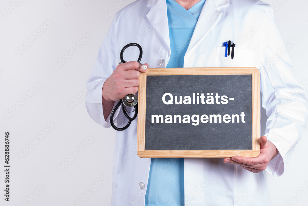 Arzt mit einer Tafel auf der Qualitätsmanagement steht. Arzt mit einer Tafel auf der Qualitätsmanagement steht.