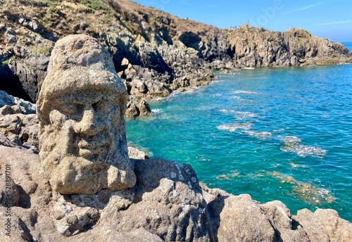 Rocas talladas en el acantilado  de Rotheneuf 