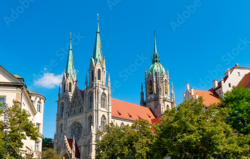 Die Kirche St. Paul oder Paulskirche in der Nähe der Theresienwiese in München bei schönem Wetter und blauem Himmel