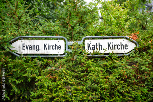 Wegweiser zu den beiden Konfessionen innerhalb der christlichen Kirche photo