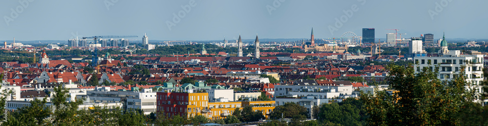 Panoramaansicht der Skyline von München mit dem Häusermeer der Innenstadt und verschiedenen Kirchtürmen