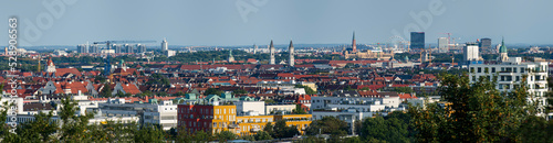 Panoramaansicht der Skyline von München mit dem Häusermeer der Innenstadt und verschiedenen Kirchtürmen