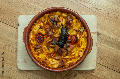 Arroz al horno, comida tradicional de españa valencia castellon en cazuela de barro