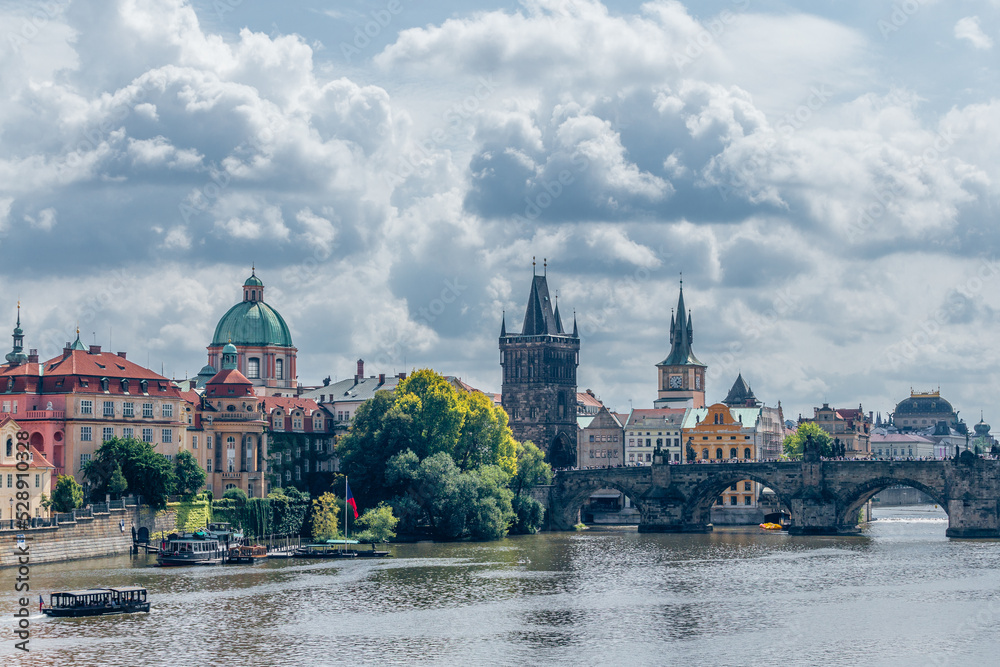 Praga - widok na Most Karola.  - obrazy, fototapety, plakaty 