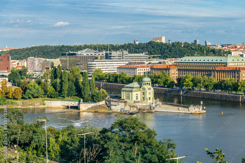 Widok na elektrownię wodną w MVE Stvanica w Pradze
