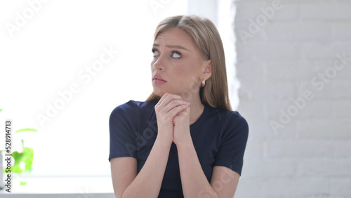 Quadro su tela Frightened Woman Looking around in Fear