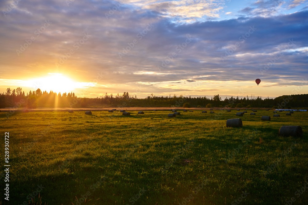 Obraz premium hay bales in the field in the sunset or sunrise 