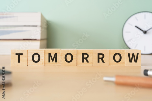 明日のイメージ｜TOMORROWと書かれたブロックが置かれたデスク
 photo