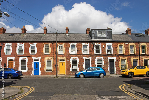 Obraz na płótnie Colourful Terraced housing and parking along the South East of Dublin w salonie