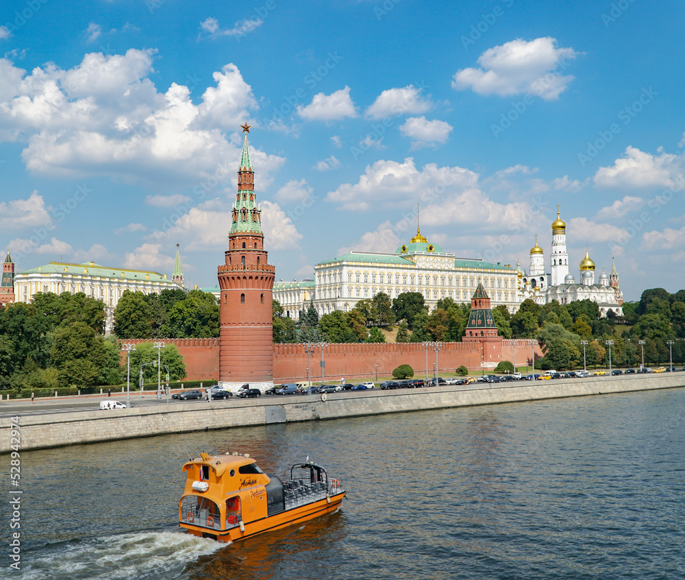 Fototapeta premium city and the river