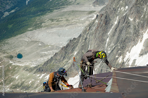 Fotografie Workers at the cableway station